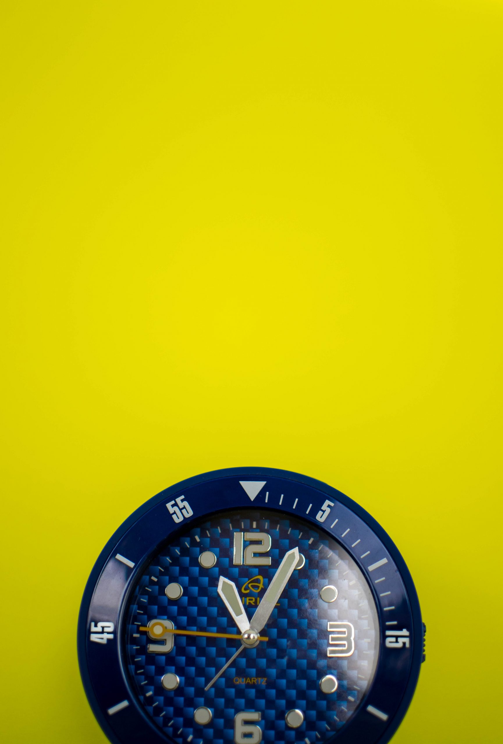 reloj con fondo amarillo